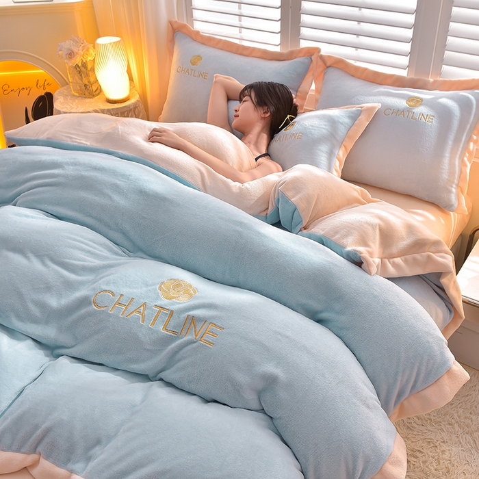 91家纺网 家纺一手货源 找家纺 （总）简爱 2025新款牛奶绒纯色双拼拼角工艺款四件套-初暖