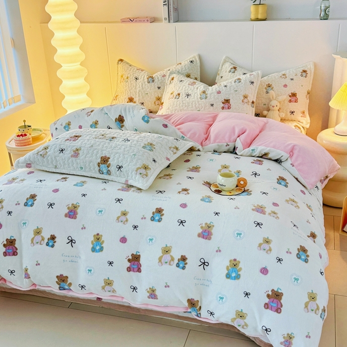 91家纺网 家纺一手货源 找家纺 添越家纺 2025新款简约款牛奶绒床盖四件套 小熊宝宝