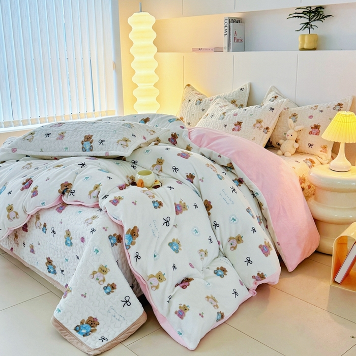 91家纺网 家纺一手货源 找家纺 添越家纺 2025新款简约款牛奶绒床盖四件套 小熊宝宝