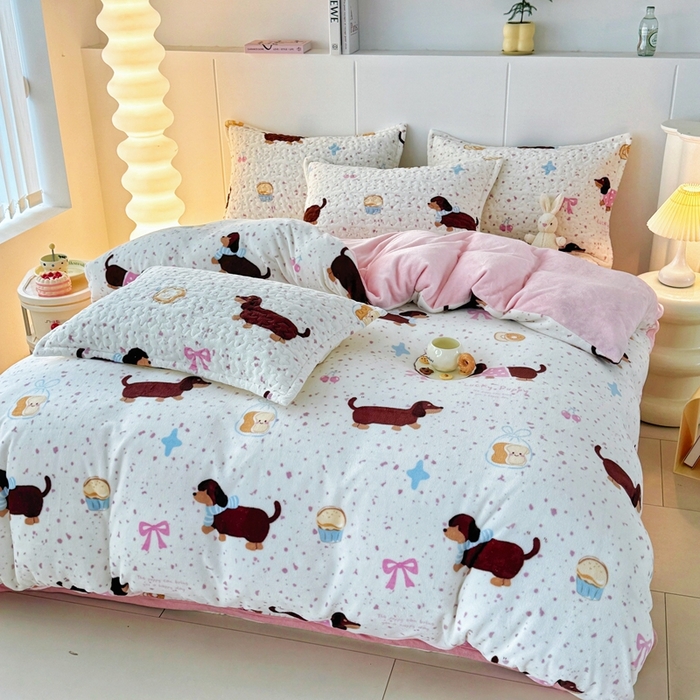 91家纺网 家纺一手货源 找家纺 添越家纺 2025新款简约款牛奶绒床盖四件套 腊肠狗