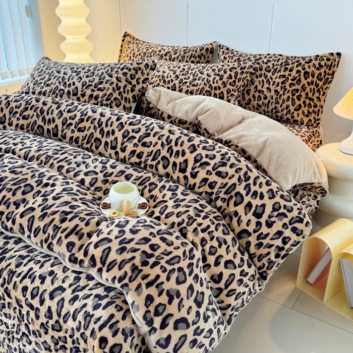 91家纺网 家纺一手货源 找家纺 添越家纺 2025新款简约款牛奶绒床盖四件套 豹纹