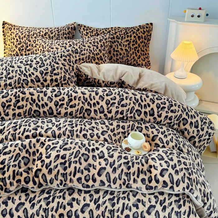 91家纺网 家纺一手货源 找家纺 添越家纺 2025新款简约款牛奶绒床盖四件套 豹纹