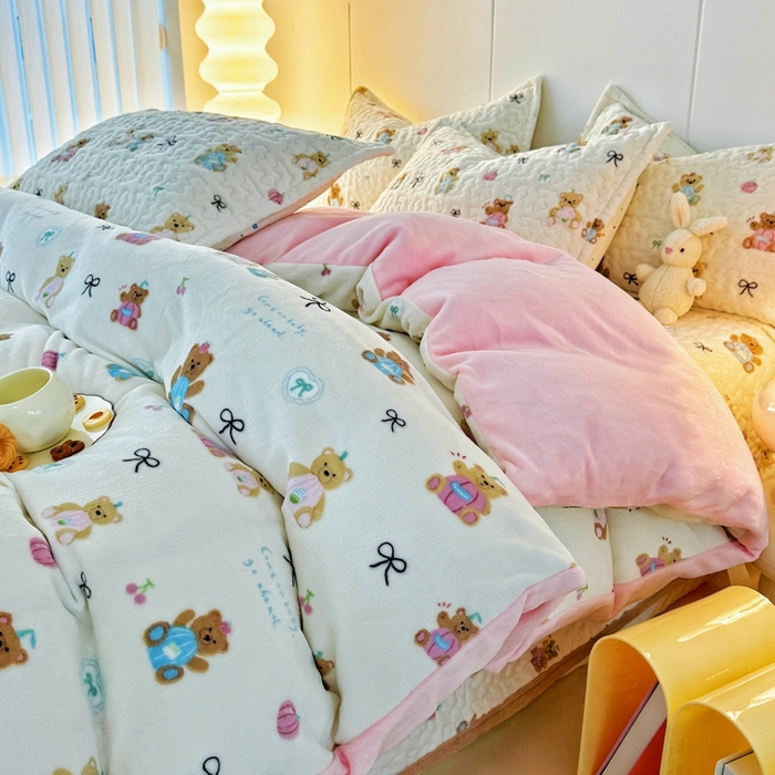 91家纺网 家纺一手货源 找家纺 添越家纺 2025新款简约款牛奶绒床盖四件套 小熊宝宝