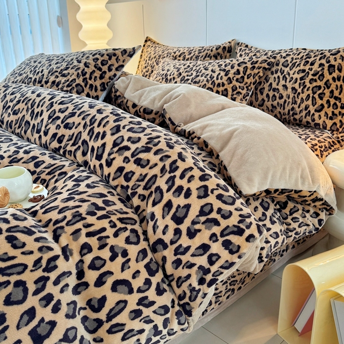 91家纺网 家纺一手货源 找家纺 添越家纺 2025新款简约款牛奶绒床盖四件套 豹纹