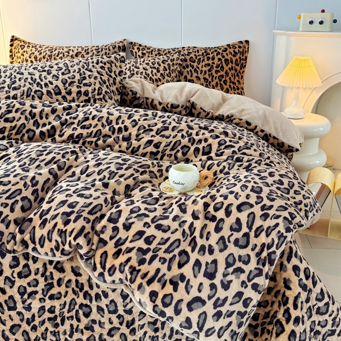 91家纺网 家纺一手货源 找家纺 添越家纺 2025新款简约款牛奶绒床盖四件套 豹纹