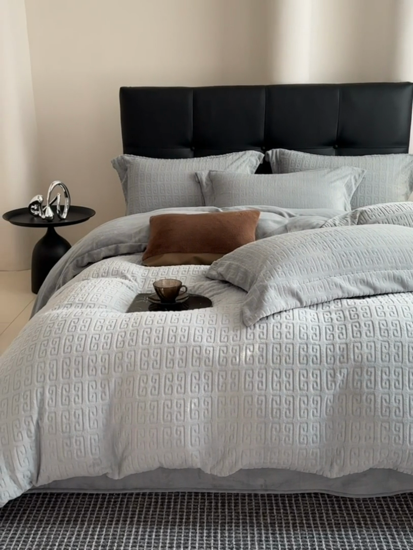 91家纺网 家纺一手货源 找家纺 丽卡家纺（原丽卡家纺） 2024新款A类高克重全消光牛奶绒四件套 灰色