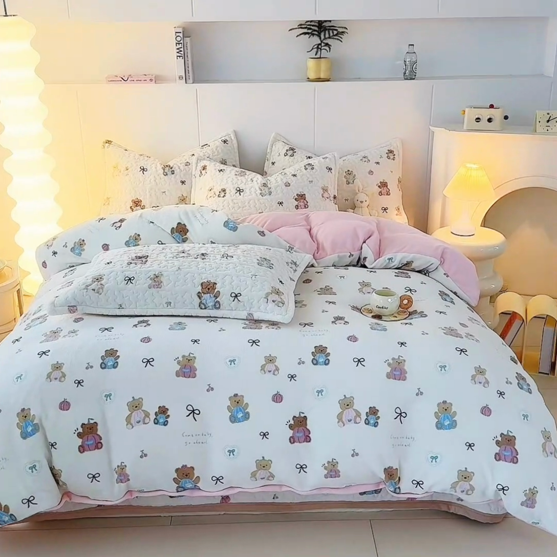 91家纺网 家纺一手货源 找家纺 添越家纺 2025新款简约款牛奶绒床盖四件套 小熊宝宝