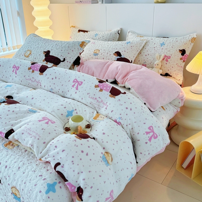 91家纺网 家纺一手货源 找家纺 添越家纺 2025新款简约款牛奶绒床盖四件套 腊肠狗