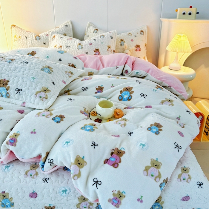 91家纺网 家纺一手货源 找家纺 添越家纺 2025新款简约款牛奶绒床盖四件套 小熊宝宝