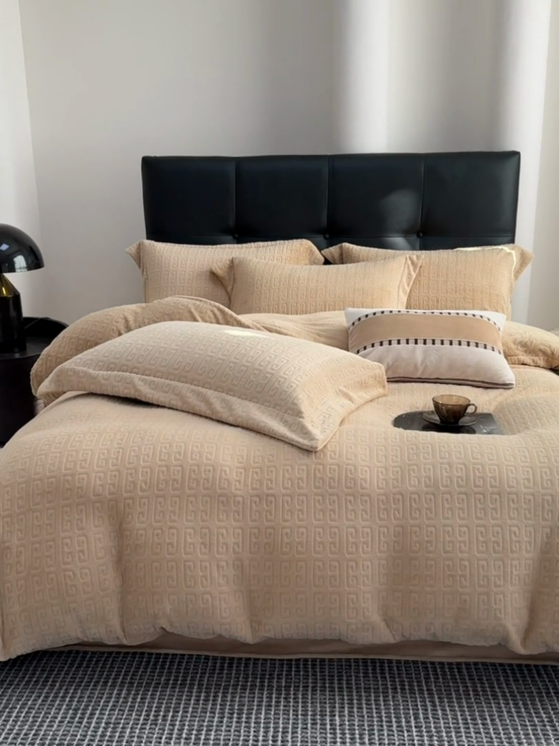 91家纺网 家纺一手货源 找家纺 丽卡家纺（原丽卡家纺） 2024新款A类高克重全消光牛奶绒四件套 棕色