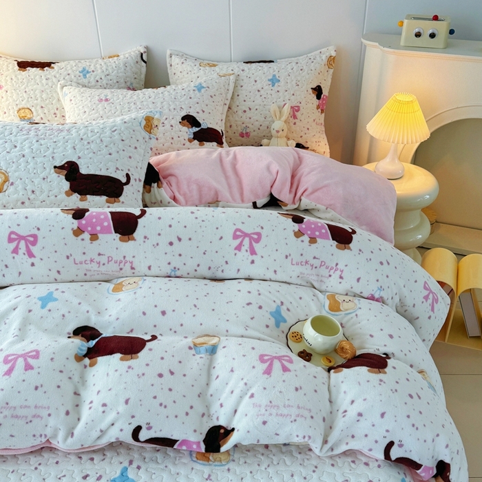 91家纺网 家纺一手货源 找家纺 添越家纺 2025新款简约款牛奶绒床盖四件套 腊肠狗