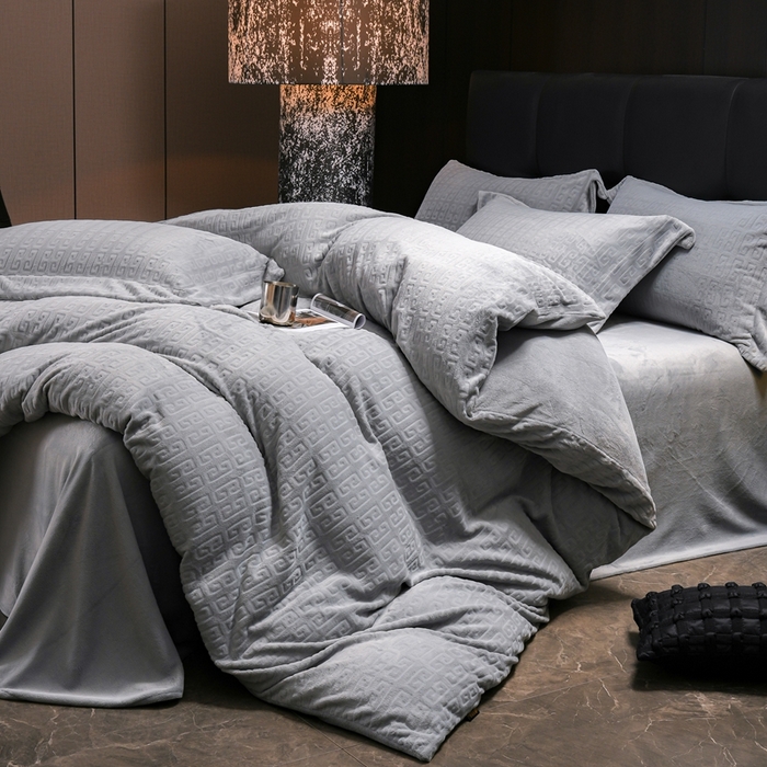 91家纺网 家纺一手货源 找家纺 丽卡家纺（原丽卡家纺） 2024新款A类高克重全消光牛奶绒四件套 灰色