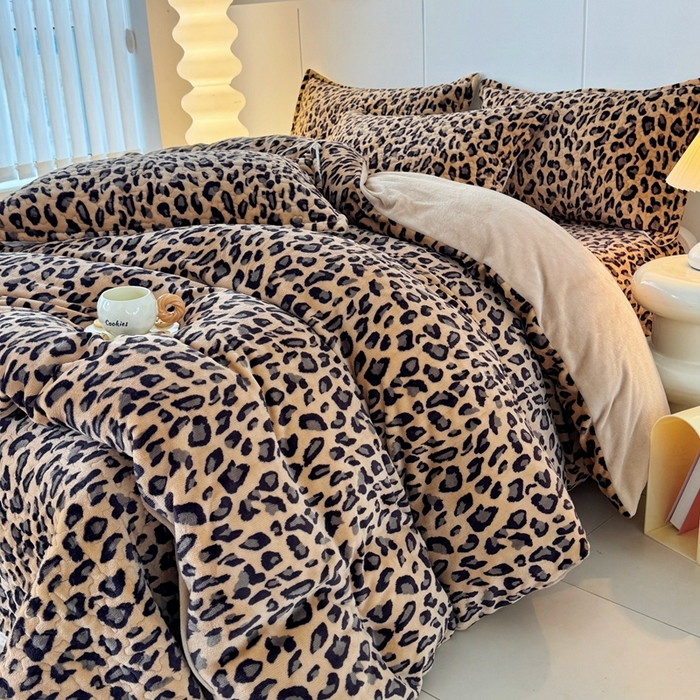 91家纺网 家纺一手货源 找家纺 添越家纺 2025新款简约款牛奶绒床盖四件套 豹纹