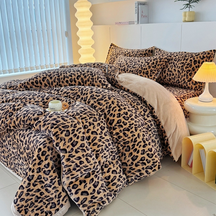 91家纺网 家纺一手货源 找家纺 添越家纺 2025新款简约款牛奶绒床盖四件套 豹纹