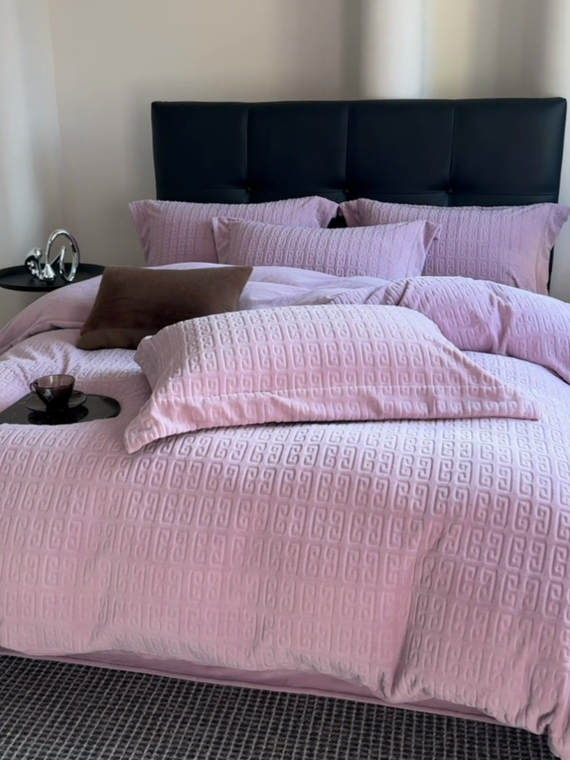 91家纺网 家纺一手货源 找家纺 丽卡家纺（原丽卡家纺） 2024新款A类高克重全消光牛奶绒四件套 紫色