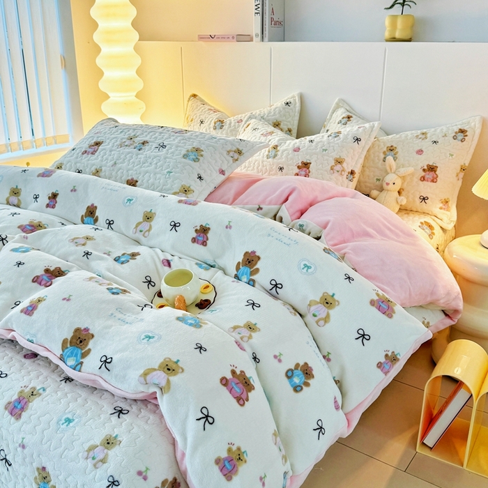 91家纺网 家纺一手货源 找家纺 添越家纺 2025新款简约款牛奶绒床盖四件套 小熊宝宝