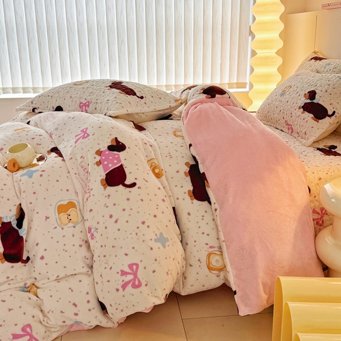 91家纺网 家纺一手货源 找家纺 添越家纺 2025新款简约款牛奶绒床盖四件套 腊肠狗