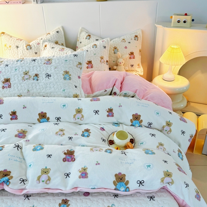 91家纺网 家纺一手货源 找家纺 添越家纺 2025新款简约款牛奶绒床盖四件套 小熊宝宝
