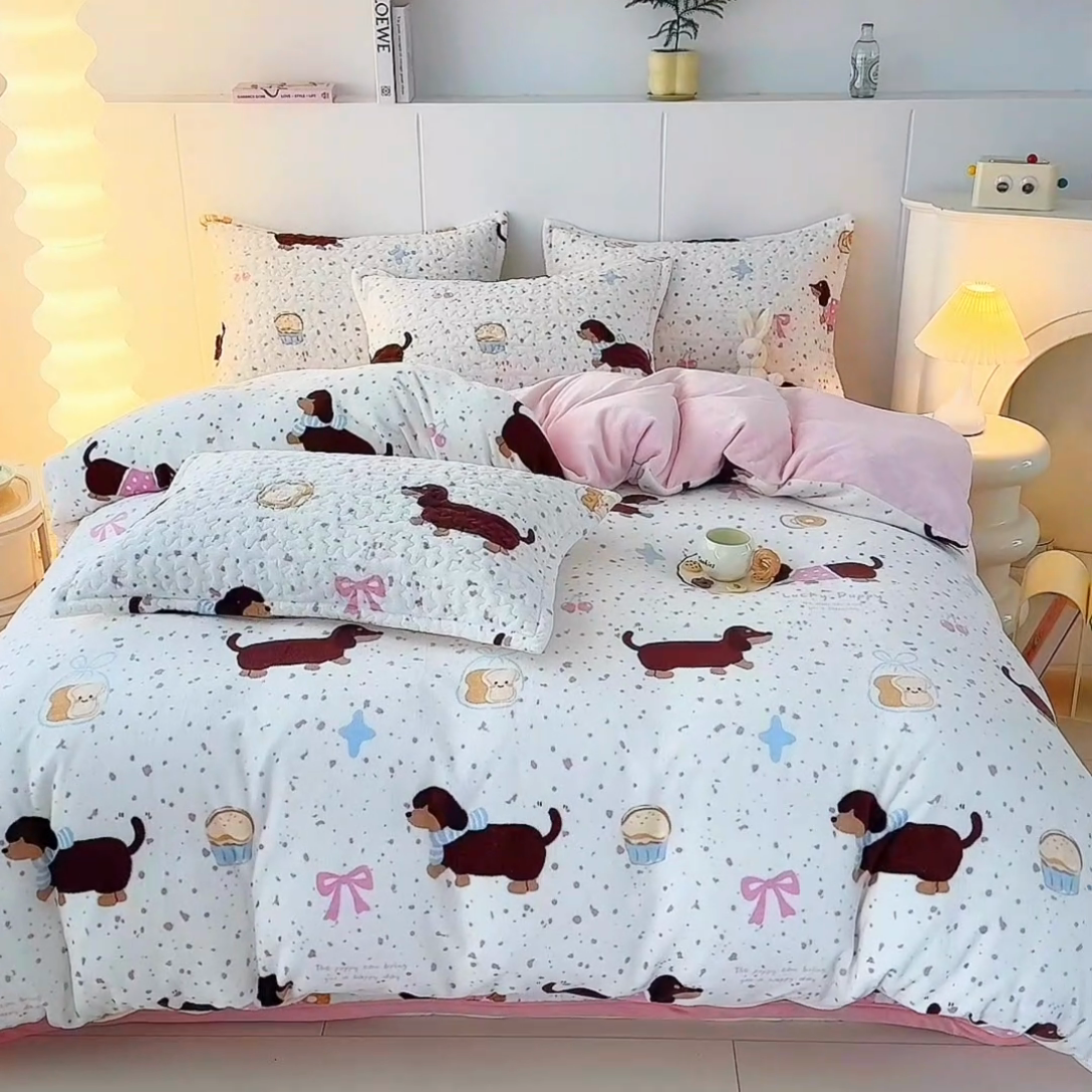 91家纺网 家纺一手货源 找家纺 添越家纺 2025新款简约款牛奶绒床盖四件套 腊肠狗