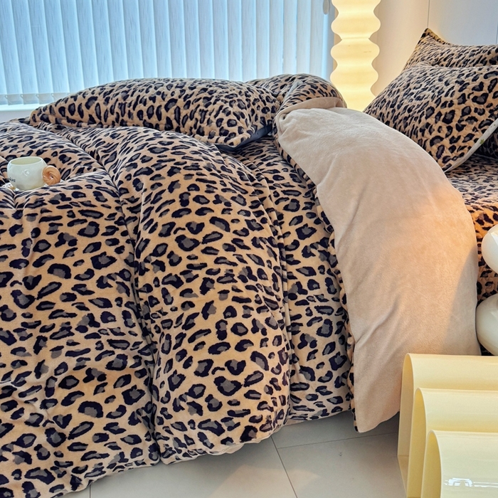 91家纺网 家纺一手货源 找家纺 添越家纺 2025新款简约款牛奶绒床盖四件套 豹纹