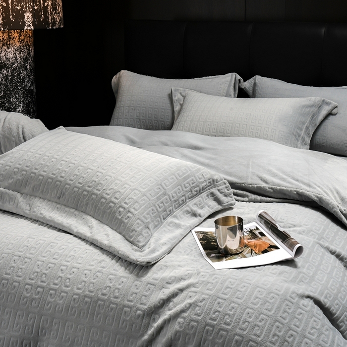 91家纺网 家纺一手货源 找家纺 丽卡家纺（原丽卡家纺） 2024新款A类高克重全消光牛奶绒四件套 灰色