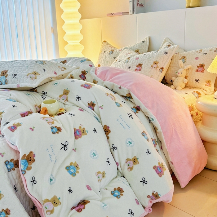 91家纺网 家纺一手货源 找家纺 添越家纺 2025新款简约款牛奶绒床盖四件套 小熊宝宝