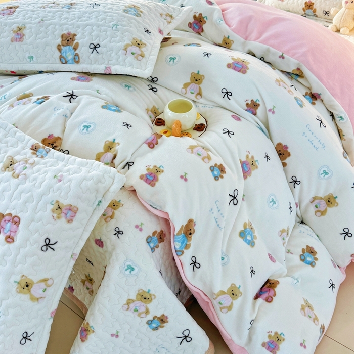 91家纺网 家纺一手货源 找家纺 添越家纺 2025新款简约款牛奶绒床盖四件套 小熊宝宝