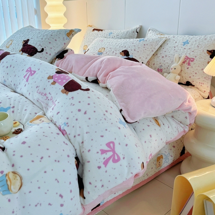 91家纺网 家纺一手货源 找家纺 添越家纺 2025新款简约款牛奶绒床盖四件套 腊肠狗