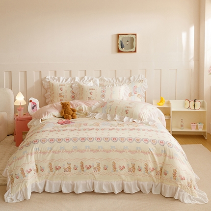 91家纺网 家纺一手货源 找家纺 罗亿家纺 2025新款洛丽塔云朵棉花边四件套场景二（提供买家秀） 熊熊小屋
