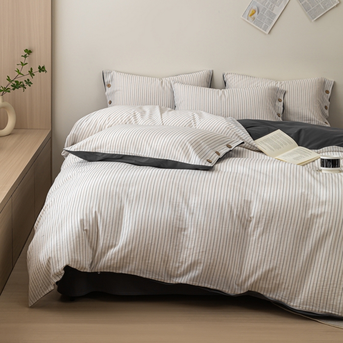 91家纺网 家纺一手货源 找家纺 （总）简宜家居（朝初家纺） 2025新款11月色织小提花简约条纹水洗棉纽扣四件套