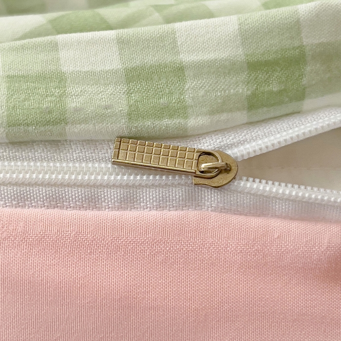 91家纺网 家纺一手货源 找家纺 罗亿家纺 2025新款格子卡通云朵棉毛巾绣四件套场景二（提供买家秀） 甜甜草莓熊