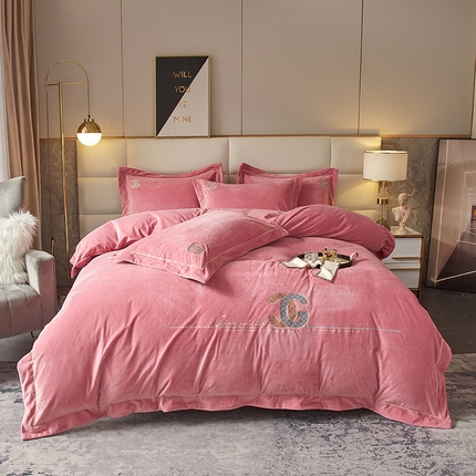 91家纺网 家纺一手货源 找家纺 库里梦家纺 2024新款A类宽边婴儿绒刺绣四件套-凯瑟琳 凯瑟琳-豆沙