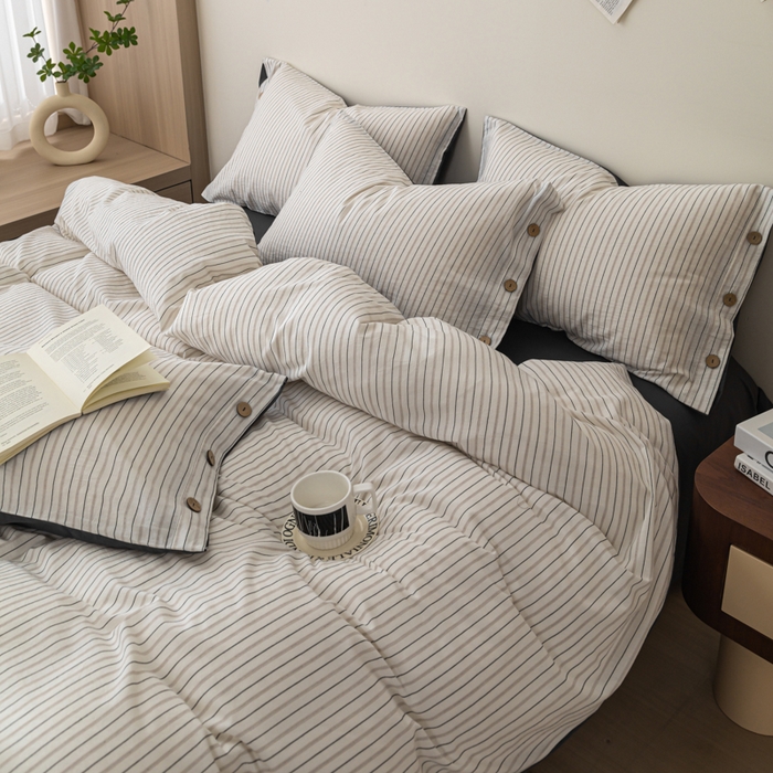 91家纺网 家纺一手货源 找家纺 （总）简宜家居（朝初家纺） 2025新款11月色织小提花简约条纹水洗棉纽扣四件套