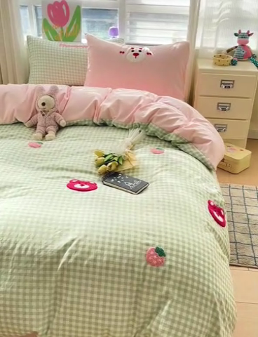 91家纺网 家纺一手货源 找家纺 罗亿家纺 2025新款格子卡通云朵棉毛巾绣四件套场景二（提供买家秀） 甜甜草莓熊
