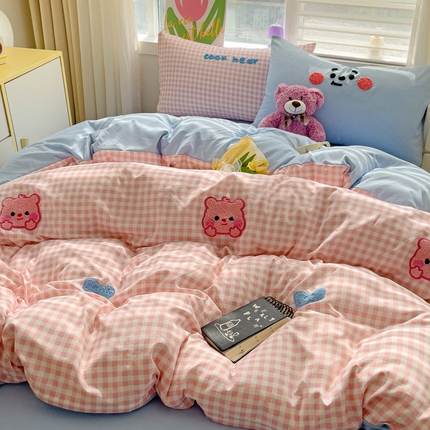 罗亿家纺 2025新款格子卡通云朵棉毛巾绣四件套场景二（提供买家秀） 可爱小露比