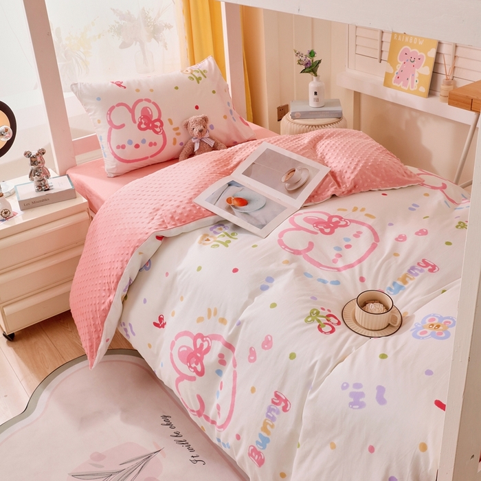 91家纺网 家纺一手货源 找家纺 金鑫汇家纺 2024新款棉加豆豆绒学生三件套 棉加豆豆绒-奇趣小兔