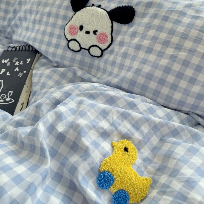 91家纺网 家纺一手货源 找家纺 罗亿家纺 2025新款格子卡通云朵棉毛巾绣四件套场景二（提供买家秀） 小狗冲浪鸭