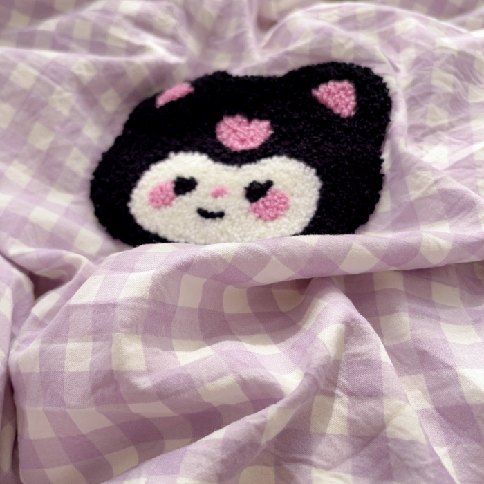91家纺网 家纺一手货源 找家纺 罗亿家纺 2025新款格子卡通云朵棉毛巾绣四件套场景二（提供买家秀） 甜酷小库洛