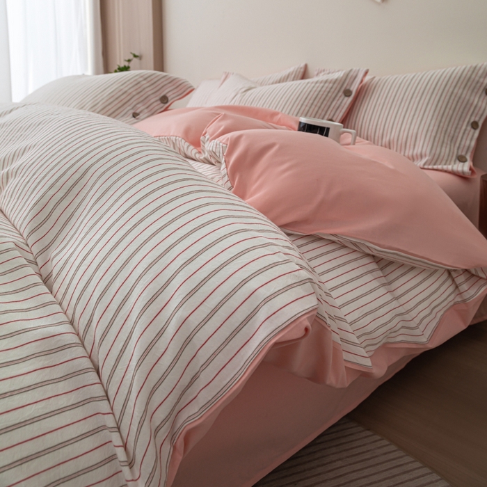 91家纺网 家纺一手货源 找家纺 简宜家居（朝初家纺） 2025新款11月色织小提花简约条纹水洗棉纽扣四件套 粉灰条