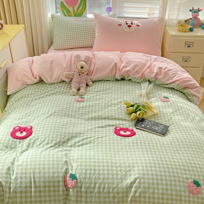 91家纺网 家纺一手货源 找家纺 罗亿家纺 2025新款格子卡通云朵棉毛巾绣四件套场景二（提供买家秀） 甜甜草莓熊