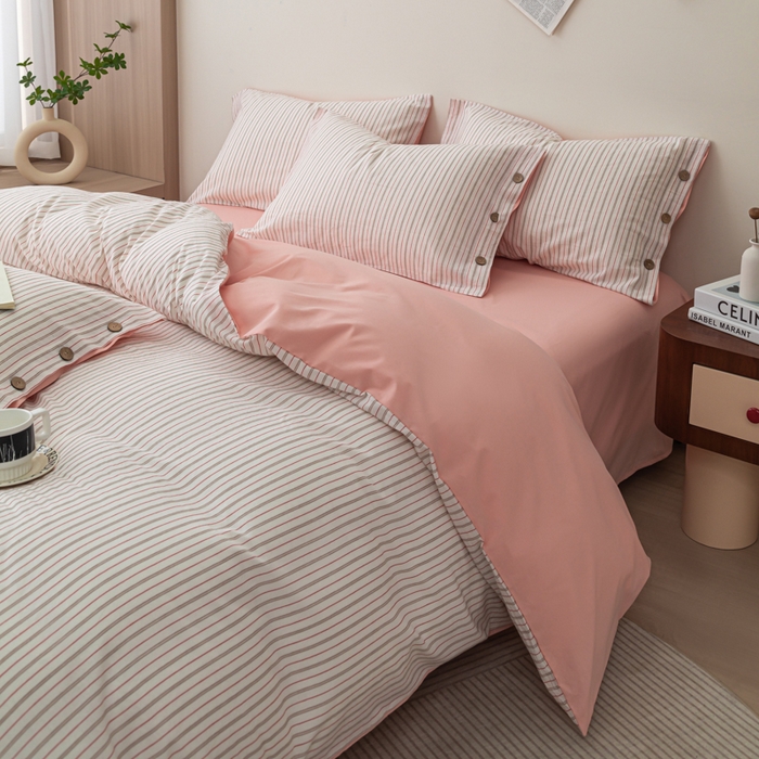 91家纺网 家纺一手货源 找家纺 简宜家居（朝初家纺） 2025新款11月色织小提花简约条纹水洗棉纽扣四件套 粉灰条