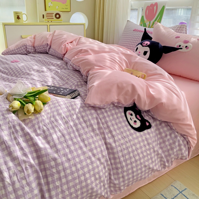 91家纺网 家纺一手货源 找家纺 罗亿家纺 2025新款格子卡通云朵棉毛巾绣四件套场景二（提供买家秀） 甜酷小库洛