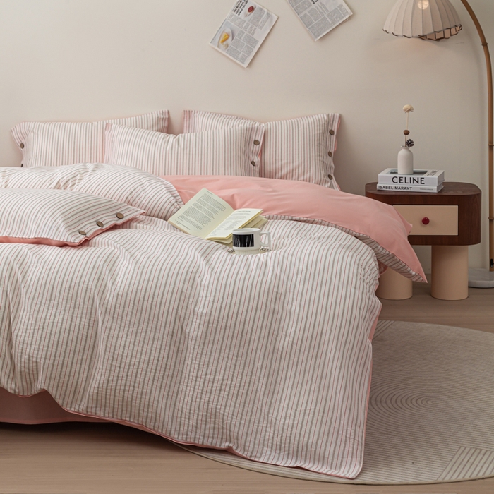 91家纺网 家纺一手货源 找家纺 简宜家居（朝初家纺） 2025新款11月色织小提花简约条纹水洗棉纽扣四件套 粉灰条