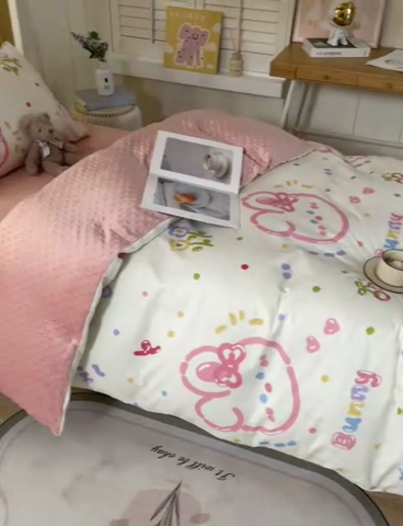 91家纺网 家纺一手货源 找家纺 金鑫汇家纺 2024新款棉加豆豆绒学生三件套 棉加豆豆绒-奇趣小兔