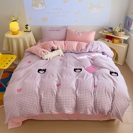 91家纺网 家纺一手货源 找家纺 罗亿家纺 2025新款格子卡通云朵棉毛巾绣四件套场景一（提供买家秀） 甜酷小库洛