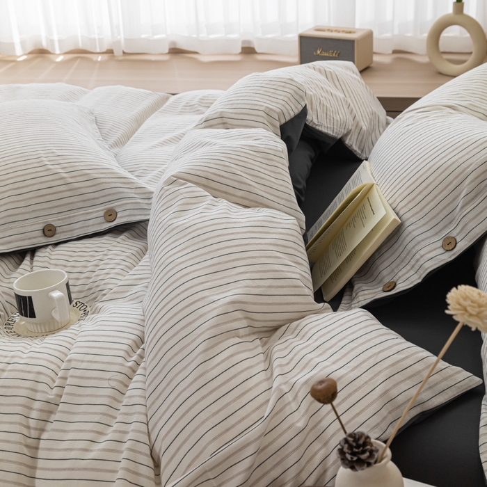 91家纺网 家纺一手货源 找家纺 （总）简宜家居（朝初家纺） 2025新款11月色织小提花简约条纹水洗棉纽扣四件套