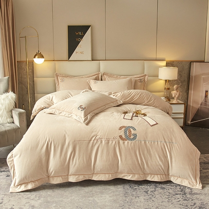 91家纺网 家纺一手货源 找家纺 库里梦家纺 2024新款A类宽边婴儿绒刺绣四件套-凯瑟琳 凯瑟琳-卡其