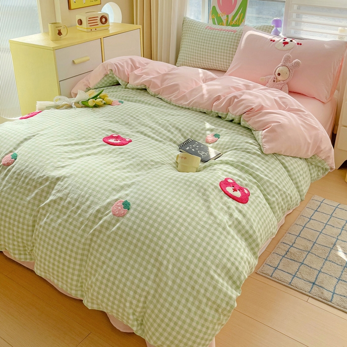 91家纺网 家纺一手货源 找家纺 罗亿家纺 2025新款格子卡通云朵棉毛巾绣四件套场景二（提供买家秀） 甜甜草莓熊