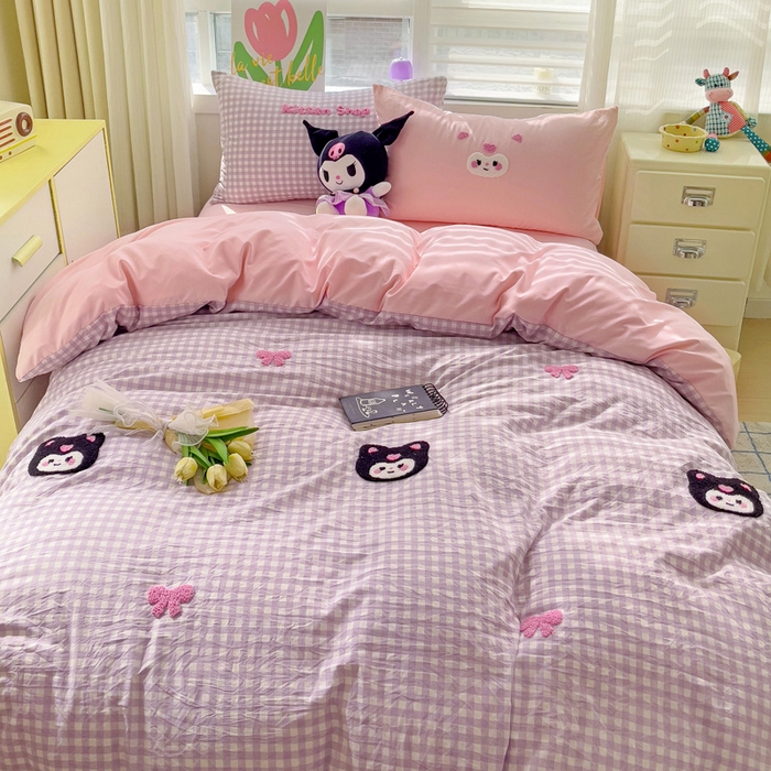 91家纺网 家纺一手货源 找家纺 罗亿家纺 2025新款格子卡通云朵棉毛巾绣四件套场景二（提供买家秀） 甜酷小库洛