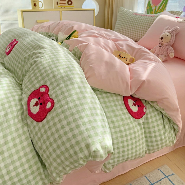 91家纺网 家纺一手货源 找家纺 罗亿家纺 2025新款格子卡通云朵棉毛巾绣四件套场景二（提供买家秀） 甜甜草莓熊